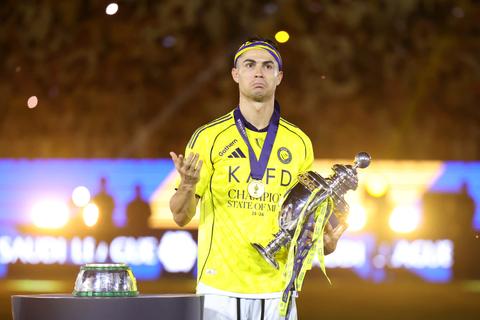 Cristiano Ronaldo barst in tranen uit na historische eerste titel met Al-Nassr