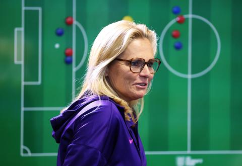 Topcoach Sarina Wiegman krijgt bijzondere prijs: 'Erkenning voor alles wat ze heeft betekend'