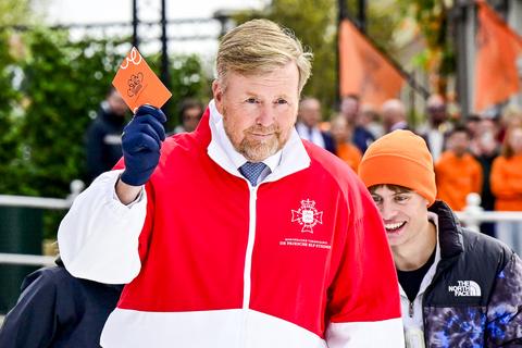 Koning Willem-Alexander gaat met bijzonder persoon naar Nederlands elftal op WK kijken: 'Dat ben ik van plan'