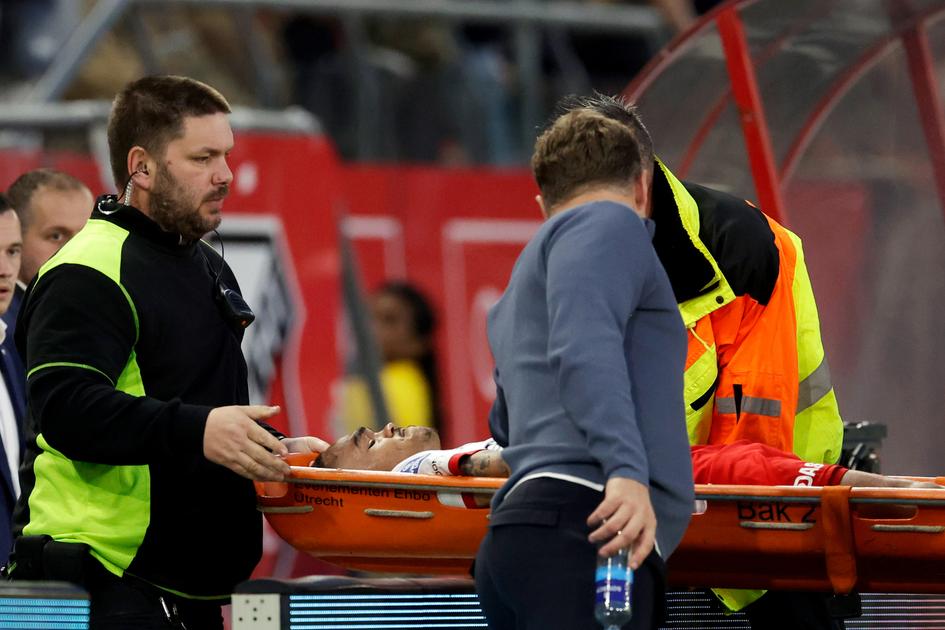 'Speler van het jaar' met brancard van het veld bij FC Utrecht: zorgwekkende beelden in play-offs te