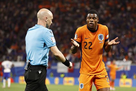 Denzel Dumfries probeerde 'netjes te klagen' bij scheidsrechter Martin Taylor: 'Zonde dat hij hem afkeurt'