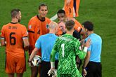 Bondscoach Ronald Koeman kritisch op prestaties Oranje en arbitrage: 'Als je vijf minuten nodig hebt, moet je 'm gewoon tellen'