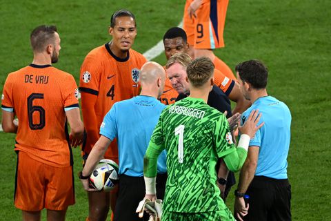 Bondscoach Ronald Koeman kritisch op prestaties Oranje en arbitrage: 'Als je vijf minuten nodig hebt, moet je 'm gewoon tellen'