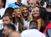 De spelersvrouwen verzamelen zich op de tribunes in Duitsland. Hier onder anderen Ellie Alderson, vrouw van Ollie Watkins, Aine Kennedy, vriendin van Conor Gallagher, Megan Davidson, vrouw van Jordan Pickford. © Getty Images