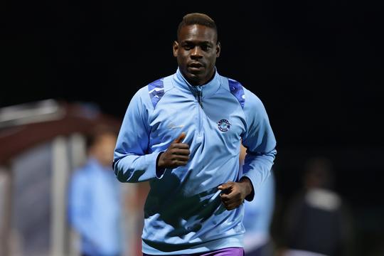 Knotsgekke voetballer Mario Balotelli mikt op carrièreswitch en wil UFC-kooi in tegen oud-kampioen