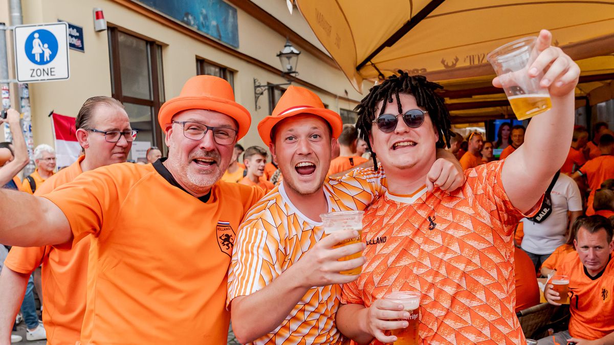 Leipzig kleurt oranje: circa 40.000 fans van Nederlands elftal lopen mee in Oranjemars