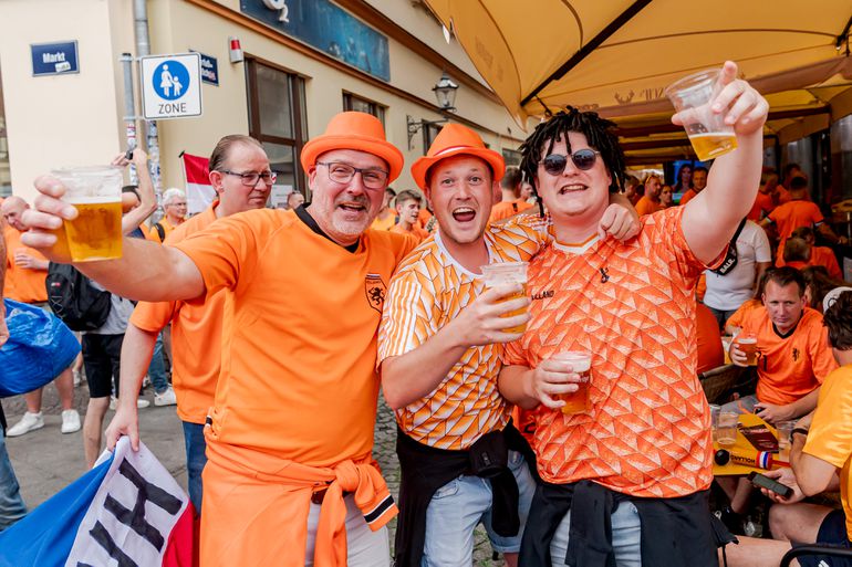 Leipzig kleurt oranje: circa 40.000 fans van Nederlands elftal lopen mee in Oranjemars