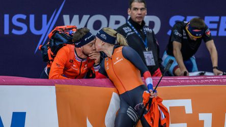 Schaatskoppel Kjeld Nuis en Joy Beune trekken fles champagne open: 'Omdat we wat te vieren hebben'