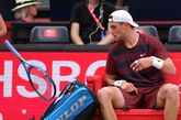 Woeste Engelse toptennisser doet zichzelf dubbel pijn na het slopen van boarding