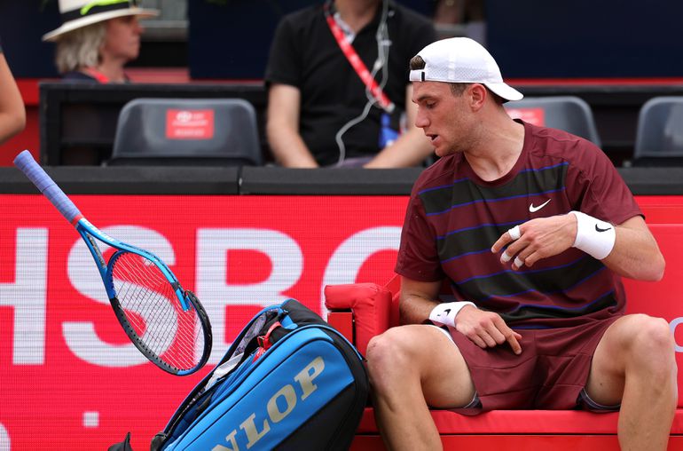 Woeste Engelse toptennisser doet zichzelf dubbel pijn na het slopen van boarding