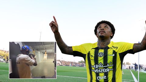 Topvoetballer Steven Bergwijn neemt Ajax-speler mee op vakantie en vuurt wat kogels af