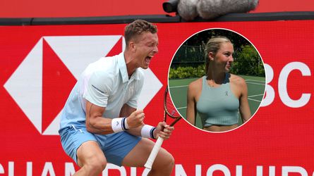 Huilende vriendin ziet hoe 'haar' tennisser voor gebroken harten zorgt, tegenstander uit z'n plaat