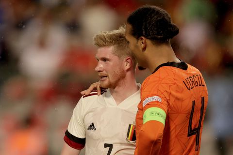 Liverpool-aanvoerder Virgil van Dijk komt met goede vriend voetballegende tegen op Ibiza