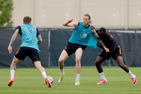 Lutsharel Geertuida schreeuwt het uit van de pijn na duel met Wout Weghorst op training Oranje