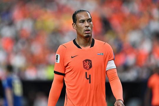 Oranje-aanvoerder Virgil van Dijk poseert op vakantie met wereldberoemde zanger na teleurstellend WK voetbal