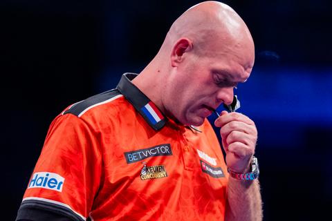 Topdarter Michael van Gerwen door ontketende tegenstander vroegtijdig naar huis gestuurd bij Slovak Darts Open