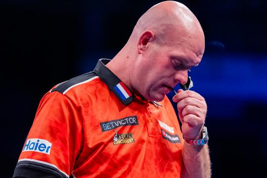 Topdarter Michael van Gerwen door ontketende tegenstander vroegtijdig naar huis gestuurd bij Slovak Darts Open