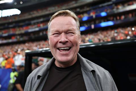 Bondscoach Ronald Koeman viert dubbel feest met familie op dag van zege tegen Zweden tijdens WK voetbal
