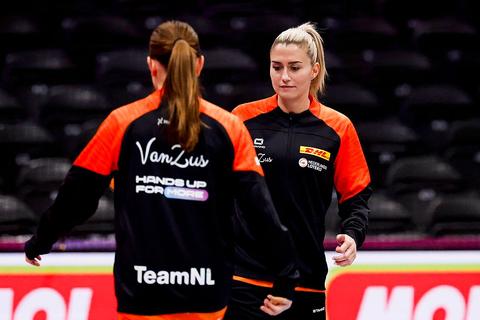 Estavana Polman en andere sportvrouwen kijken op bijzondere wijze naar Nederlands elftal