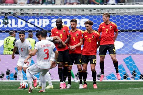 Iran kopieert legendarische Wout Weghorst-goal op WK, maar VAR gooit roet in het eten