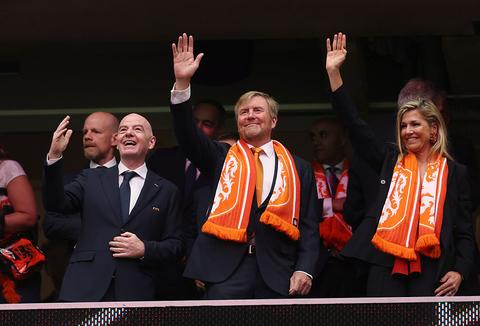 Beelden van feestende Willem-Alexander en Máxima duiken op, koningspaar danst op bekend nummer