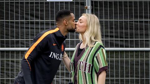 Spelersvrouwen Oranje zorgen voor intieme beelden op speciale dag tijdens WK voetbal