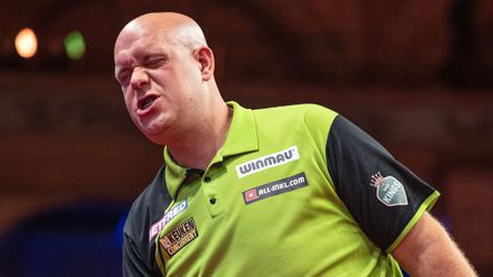 Trotse Michael van Gerwen na 'heftige wedstrijd': 'Ik laat mezelf in de steek en dat doet pijn'