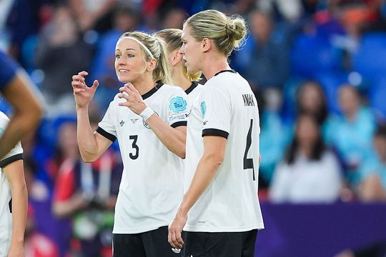 Bizarre actie op EK vrouwenvoetbal zorgt voor hilariteit bij wereldkampioenen: ‘Wat gebeurde daar, joh?’