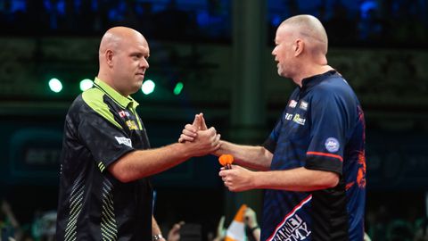 Michael van Gerwen te sterk voor Raymond van Barneveld in moeizame titanenstrijd