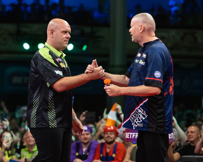 Michael van Gerwen te sterk voor Raymond van Barneveld in moeizame titanenstrijd