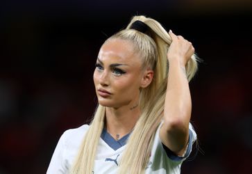 'Mooiste voetbalster ter wereld' zorgt tijdens EK voor gigantische chaos: belangrijke maatregelen getroffen