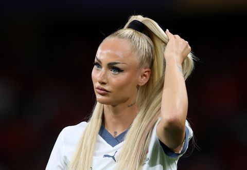'Mooiste voetbalster ter wereld' zorgt tijdens EK voor gigantische chaos: belangrijke maatregelen getroffen
