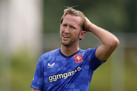 Broer van veelbesproken voetballer slaat hard terug op 'verrader'-uitspraken: 'Hij zou beter moeten weten'