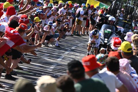 Topfavoriet Remco Evenepoel deelt tik uit aan Tadej Pogacar in tijdrit, drama voor Nederlander Thymen Arensman