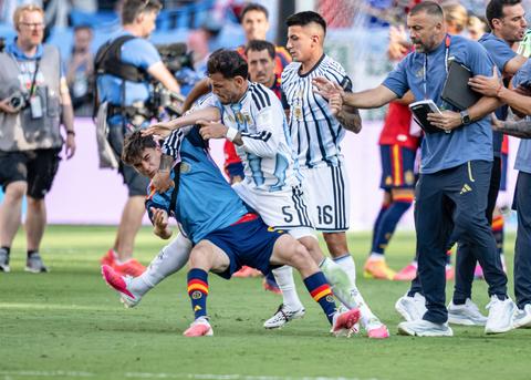 Zus van misdragende Leandro Paredes gooit na bizar gedrag tijdens Argentinië - Spanje olie op het vuur