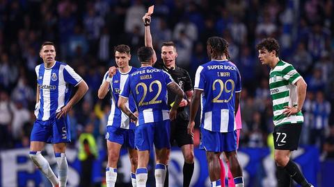 Dit is de scheidsrechter bij Ajax tegen Vojvodina in de Conference League: Portugese arbiter heeft bijzonder verleden