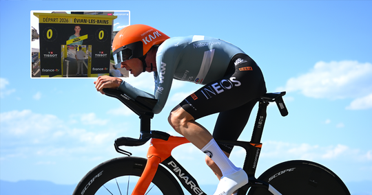 Merkwaardig moment bij start tijdrit Thymen Arensman in Tour de France: 'Ze slaan het dashboard doormidden'