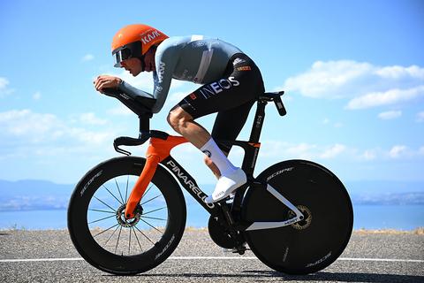 Thymen Arensman zucht diep na vreemd incident in Tour de France: 'Grappig dat dit je eerste vraag is'