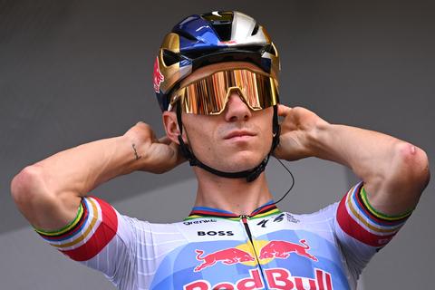 Slapende renners opnieuw gewekt voor dopingcontrole in Tour de France: 'Belemmert het herstel'