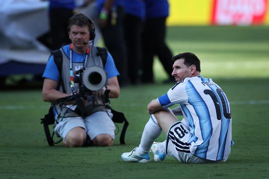 Gebroken Lionel Messi (39) laat teamgenoten in de steek na verloren WK-finale