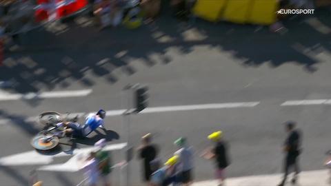 Grote ramp in Tour de France: nummer 3 van vorig jaar moet strijd staken na harde val in publiek