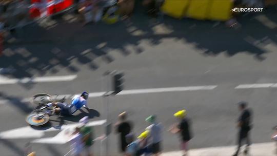 Grote ramp in Tour de France: nummer 3 van vorig jaar moet strijd staken na harde val in publiek