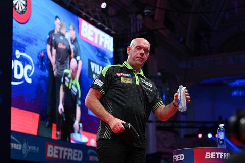 Michael van Gerwen 'best wel geïrriteerd' na deceptie: topdarter komt met verklaring en onthult fysiek probleem