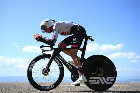 Bizar moment voor Tour de France: topwielrenner aangereden door auto