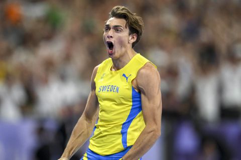 Polsstokfenomeen Armand Duplantis breekt opnieuw record bij eerste wedstrijd sinds Olympische Spelen