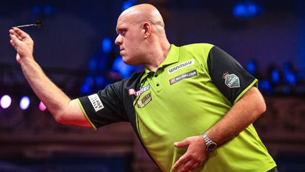 Michael van Gerwen maakt indruk bij comeback na zware operatie, maar strandt tegen dartsveteraan