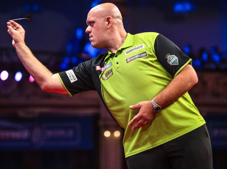 Michael van Gerwen maakt indruk bij comeback na zware operatie, maar strandt tegen dartsveteraan