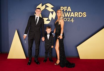 Phil Foden wordt overschaduwd door wereldberoemd zoontje Ronnie (5) op rode loper PFA awards