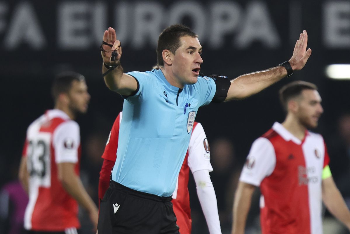 Dit is de scheidsrechter die Ajax fluit in play-offs Europa League: Sloveense arbiter trekt de wereld over