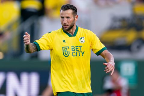 Nederlandse 'attractie' Mitchell Dijks (32) in tranen door opvallende transfer: 'Zij is alles voor me'